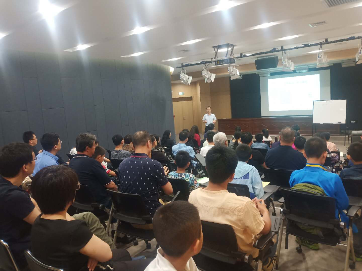 新闻稿│威图百姓课堂地二十二讲  -跳出这个时代，看自己